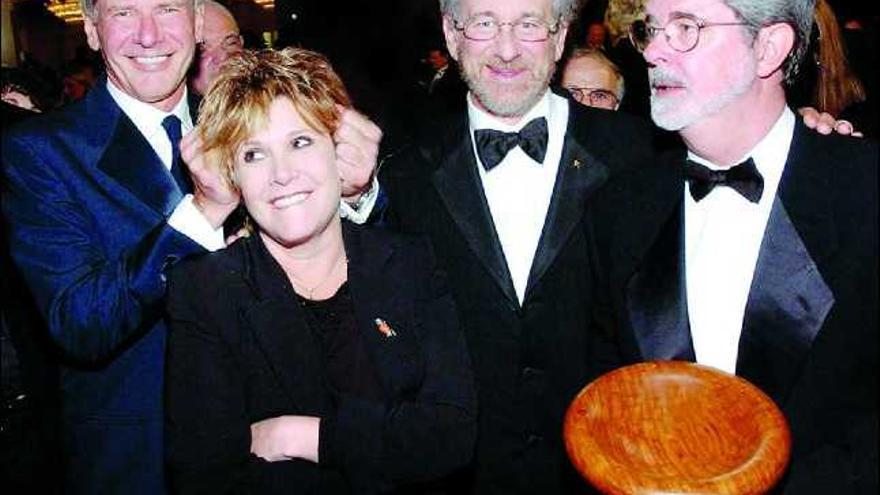 Harrison Ford, Steven Spielberg y George Lucas, de izquierda a derecha, con la actriz Carrie Fisher.