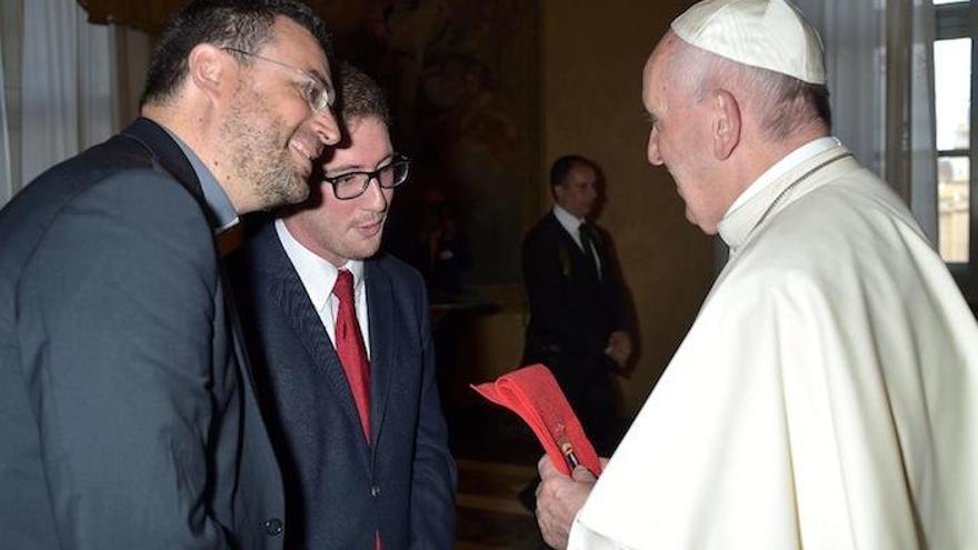 Representantes de la asociación de antiguos alumnos de San Estanislao con el Papa.