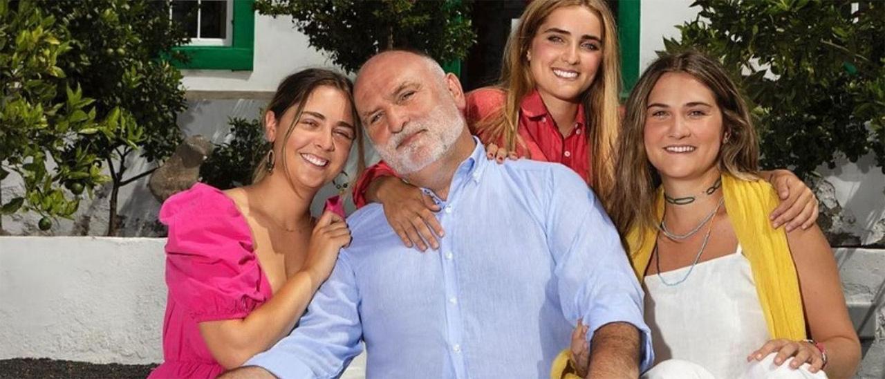 A la izquierda, José Andrés junto a sus hijas en una fotografía que subió a las redes sociales junto al anuncio de su programa. Sobre estas líneas, dos visitantes en la Galería Nacional del Retrato de Washington ante el cuadro del chef asturiano.