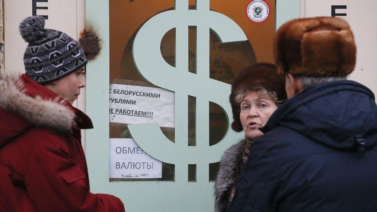 fcasals28151263 people gather near a currency exchange office in moscow  dec190126123734