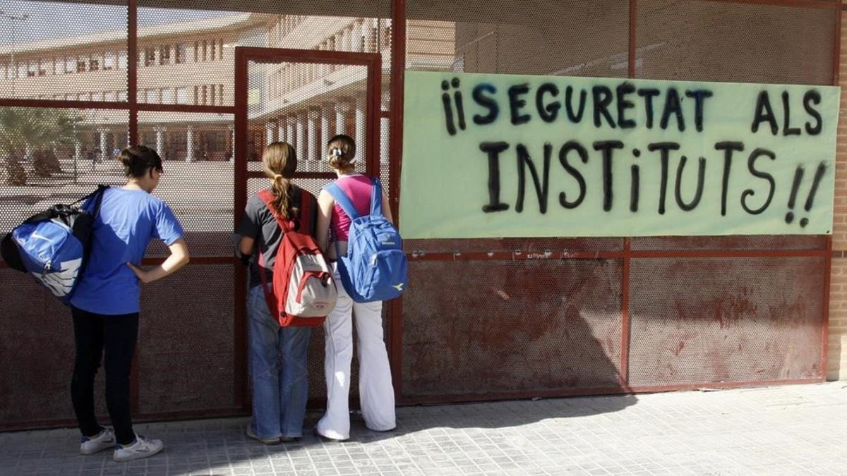 Pintadas contra la violencia escolar en un instituto de San Vicente de Raspeig, en el 2006.