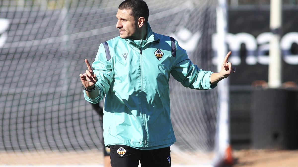 El técnico del Castellón Albert Rudé da indicaciones a sus jugadores en una sesión de entrenamiento de esta semana.