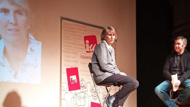 Paloma del Río, en el escenario, ayer, durante la charla que mantuvo con Gonzalo Bengoa en el acto de entrega del galardón que concede IU de Llanera.