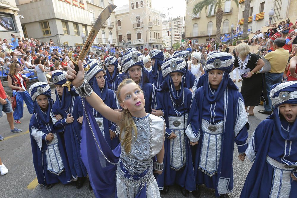 Los Moros y Cristianos reúnen a 350 niños en un desfile por las calles de Elche y la Gestora de Festejos Populares celebra una fiesta infantil en el Paseo de la Estación