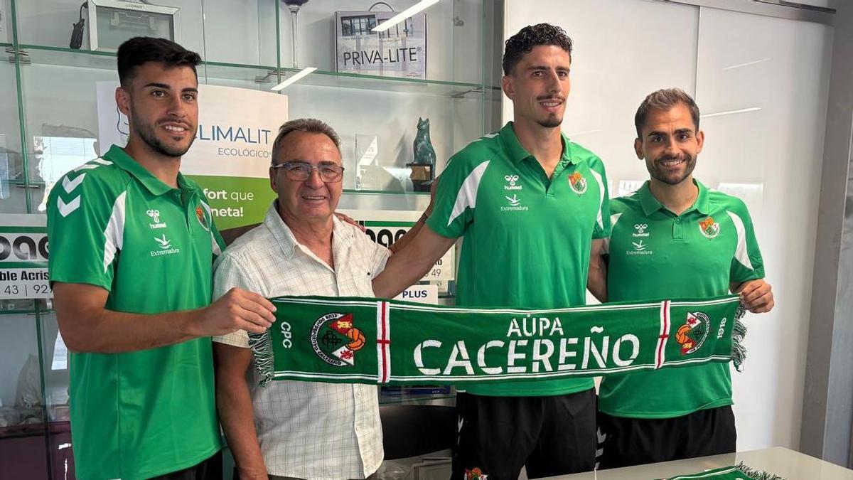 Runy, Manolo Molina y Toño Calvo con Domingo Barroso, aficionado del Cacereño de toda la vida y propietario de Crisbaex, uno de los patrocinadores del club.