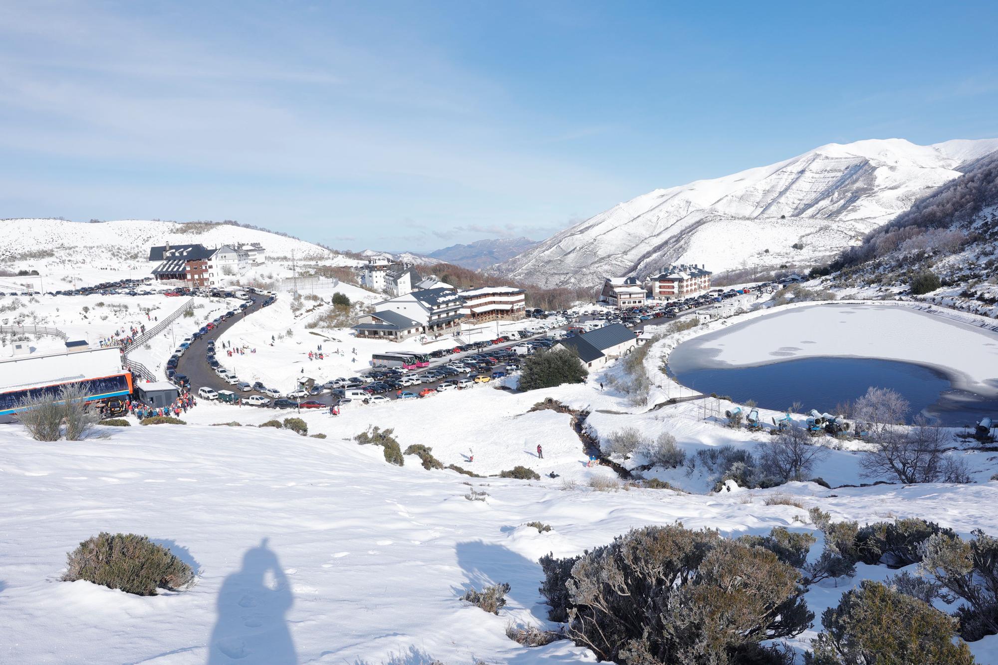 El primer día de esquí en Asturias, un éxito de público en Pajares y Fuentes