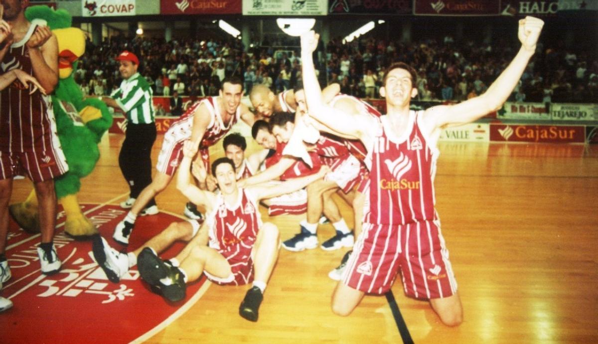 El Cajasur Juventud celebra la victoria en la eliminatoria de ascenso a la ACB disputada ante el Inca (mayo del 2000).