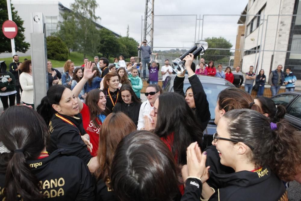 Llegada a Gijón de las jugadoras del Mavi