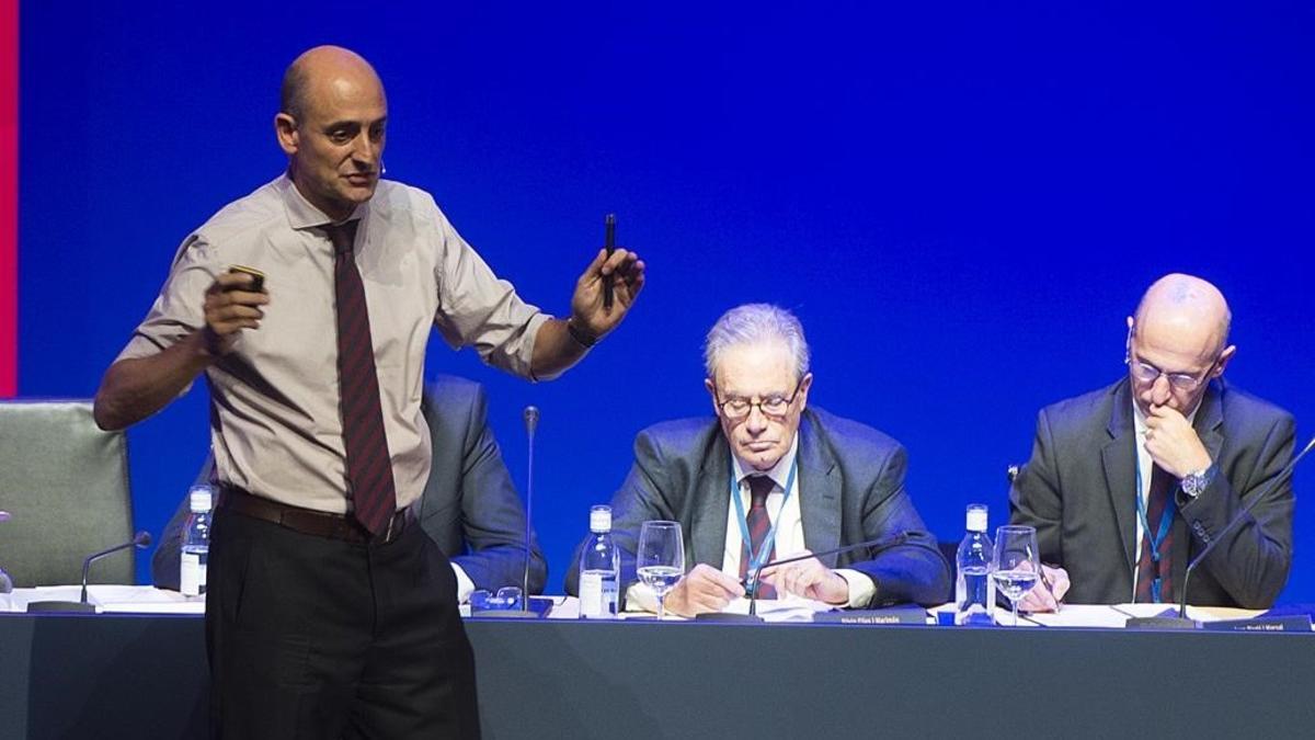 Jordi Moix habla a los compromisarios del Barça en la Asamblea del 2015.