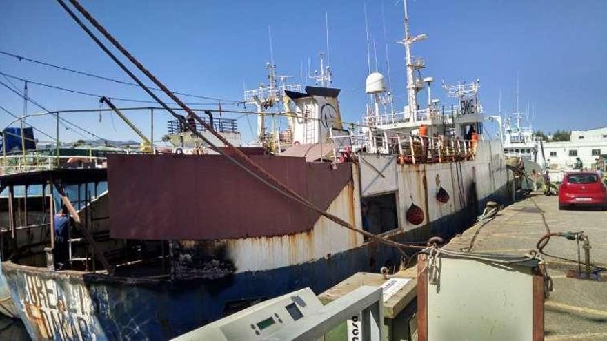 El &quot;Borealis&quot;, ayer en el muelle de reparaciones de Bouzas. // A.A.