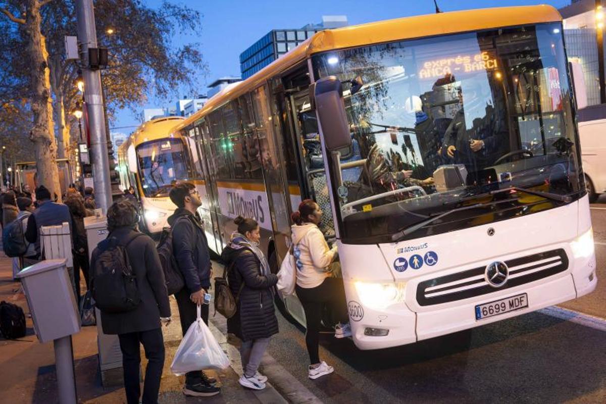 Usuarios del transporte público en Barcelona.