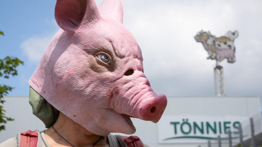 Una ecologista protesta frente al matadero.