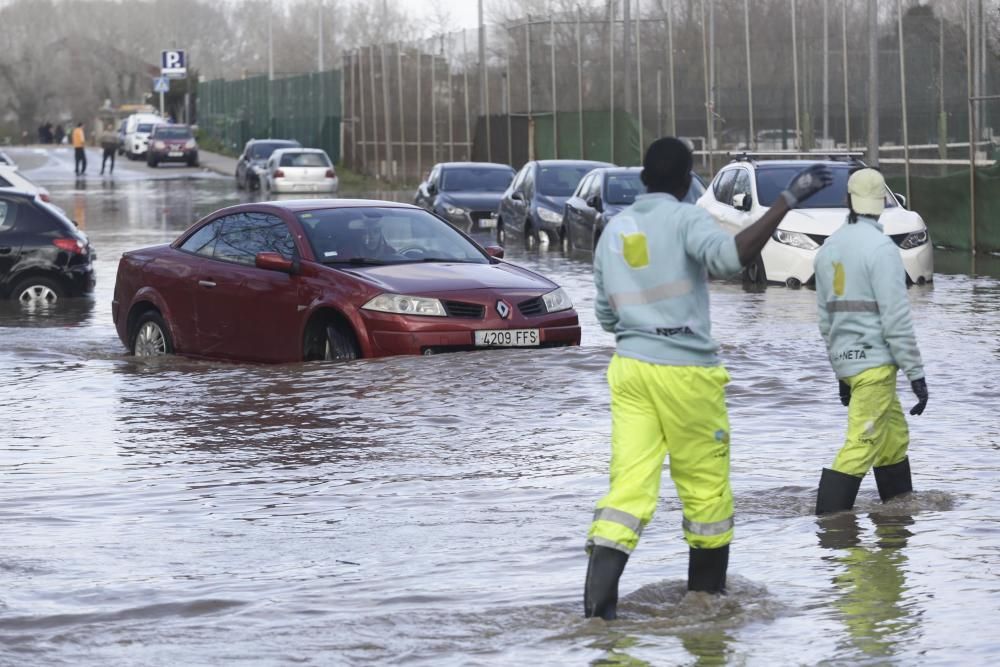 Retiren contenidors i cotxes de la zona inundada
