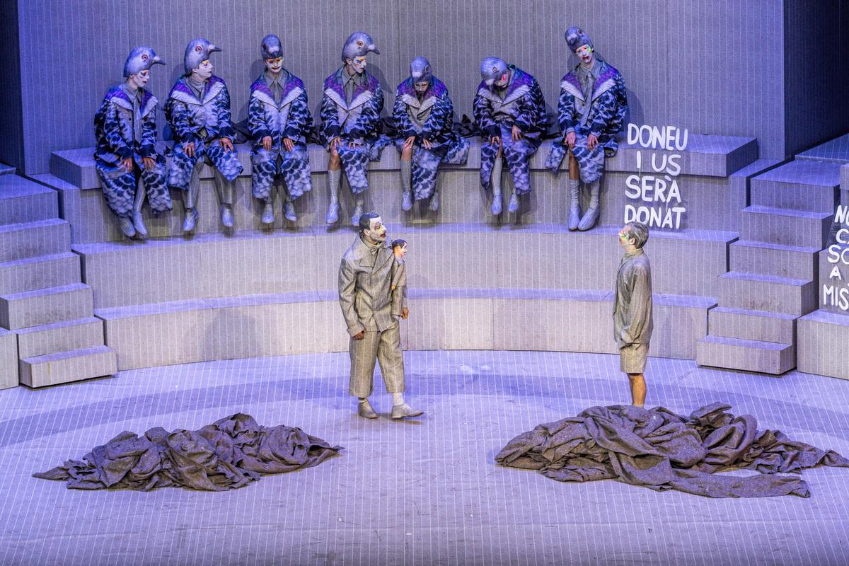 'L'Òpera de tres rals' de Brecht en el Teatre Grec, producción inaugural que celebra los 50 años del festival y del Teatre Lliure.