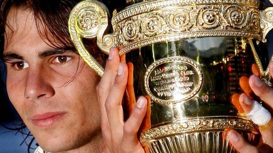 Rafel Nadal muestra el trofeo que le acredita como campeón de la edición del año 2008 del torneo de Wimbledon.