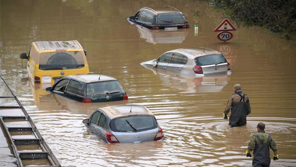 Soldados de las Fuerzas Armadas alemanas buscan víctimas de las inundaciones en vehículos atrapados en el agua