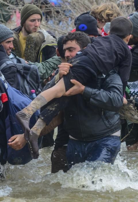 Miles de refugiados cruzan un río para acceder a Macedonia