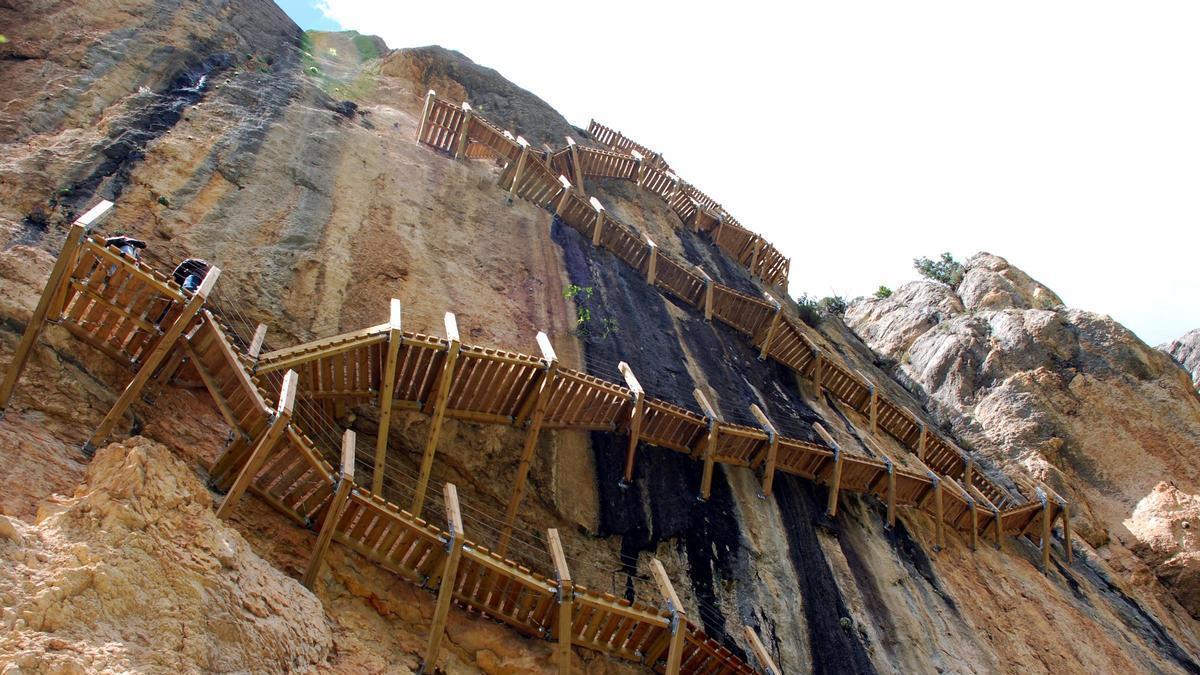 Una de las pasarelas verticales que se han construido en el Camino Natural de Montfalcó en el Congost de Mont-rebei.