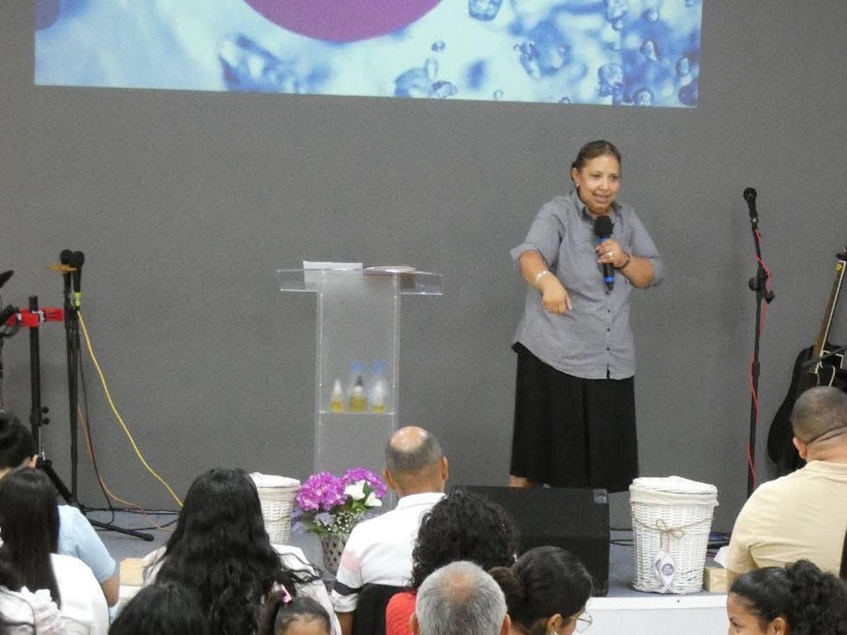 La pastora Isabel Urquía, predicant.