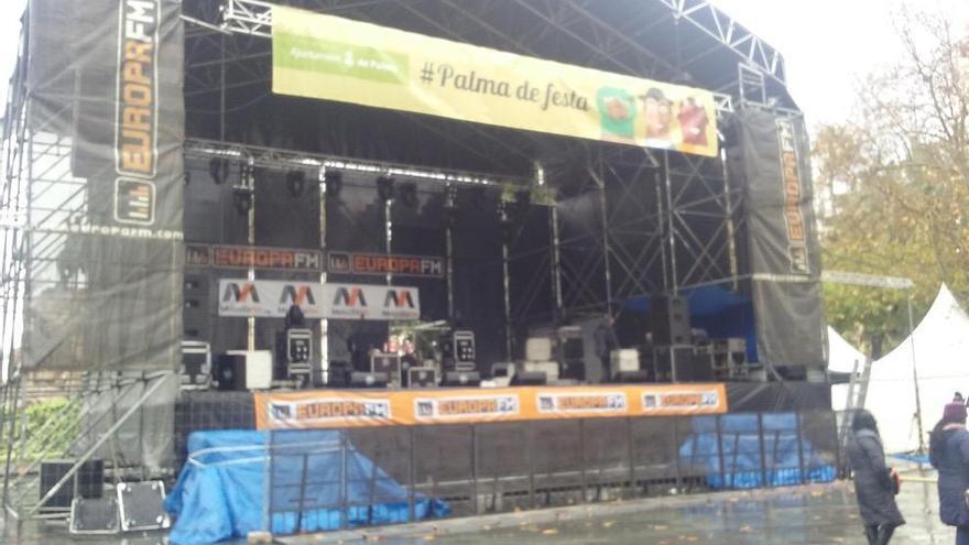 Los operarios trabajaban ayer por la mañana en la colocación de los instrumentos para el concierto de la plaza de España.