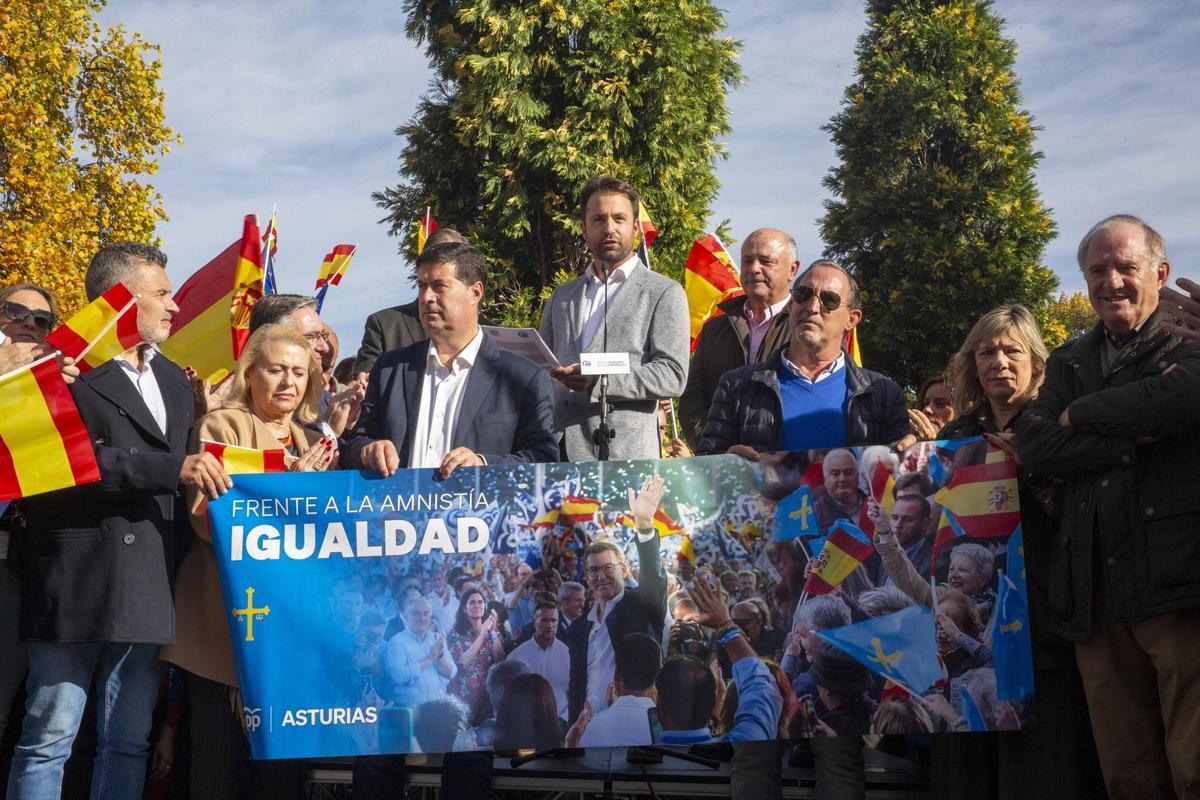La manifestación contra el pacto del PSOE y Junts en Oviedo