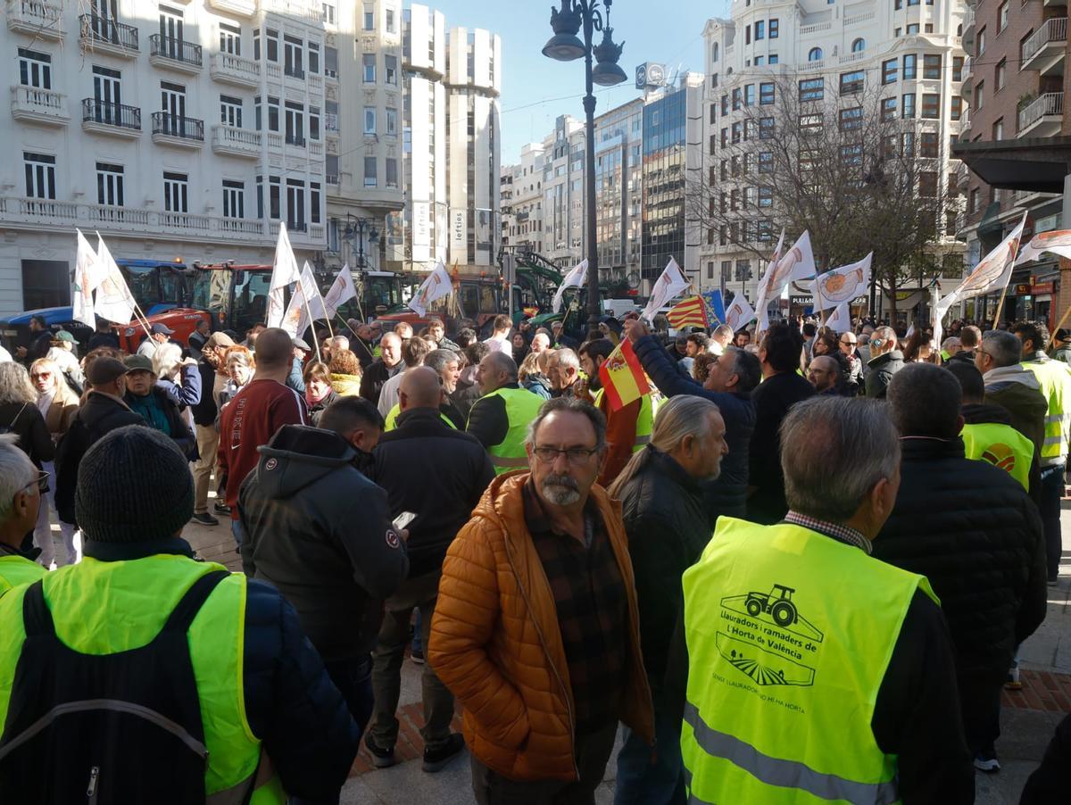 Protesta frente a la plaza de Toros de València.