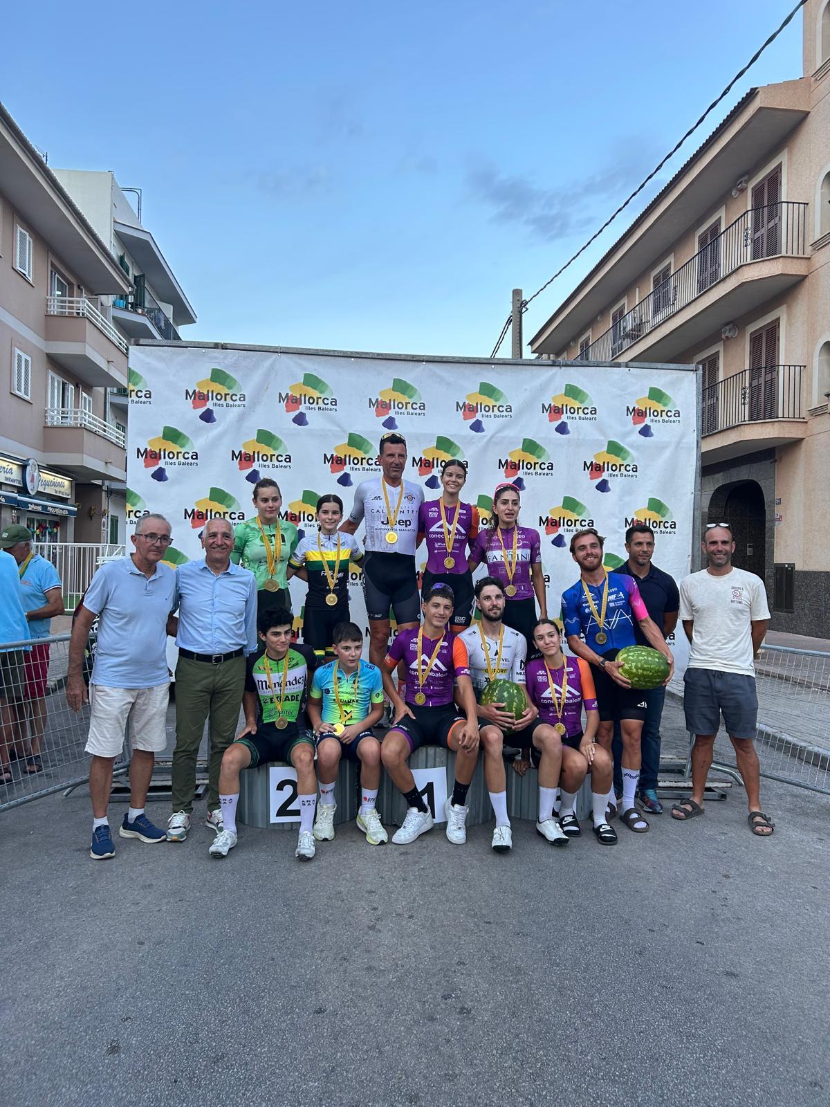 Foto del podio con los ganadores de las distintas categorías