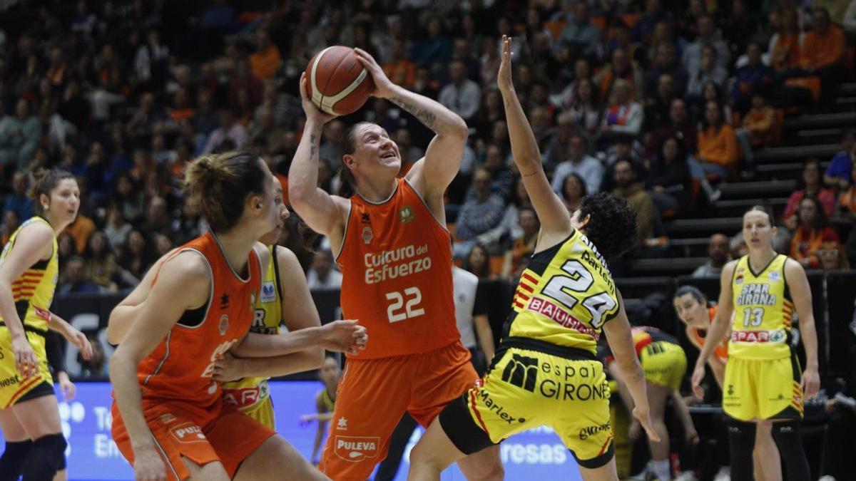 Alina Iagupova, en un lanzamiento en el partido Valencia Basket - Spar Girona