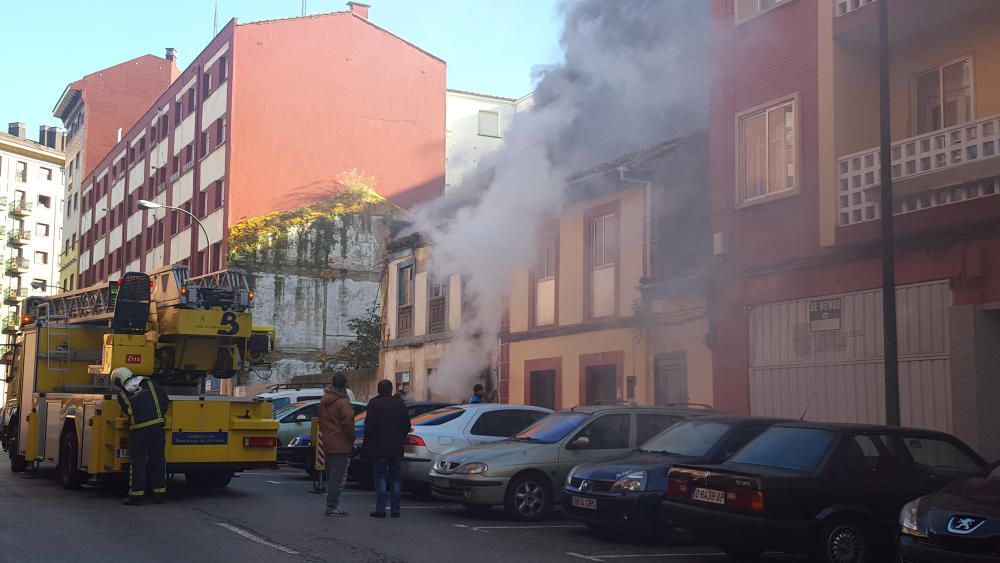 Incendio en una vivienda de dos plantas en Avilés