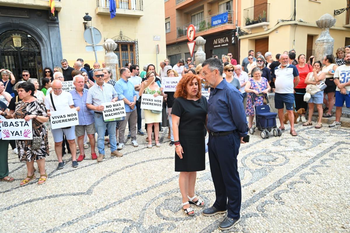 Minuto de silencio tras el crimen machista que ha acabado con la vida de Patricia en Callosa de Segura Minuto de silencio tras el crimen machista que ha acabado con la vida de Patricia en Callosa de Segura