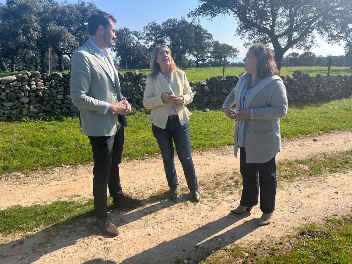 La subdelegada del Gobierno, durante su visita a Villanueva de Córdoba.