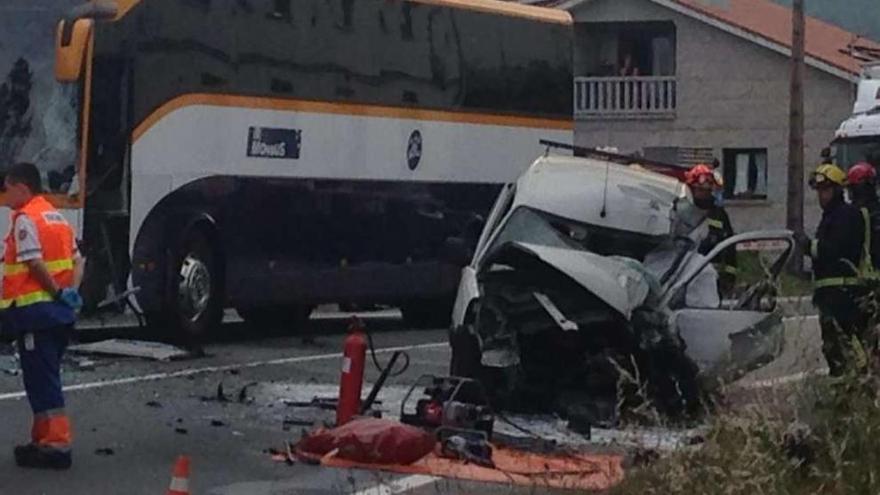 Estado en quedó la furgoneta del fallecido tras el impacto contra el autocar, al fondo. // FdV