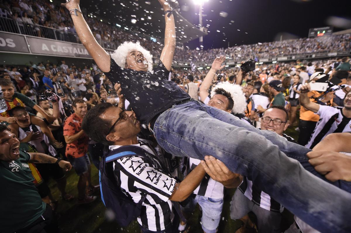 El entrenador de Almassora, manteado por la afición tras el ascenso.