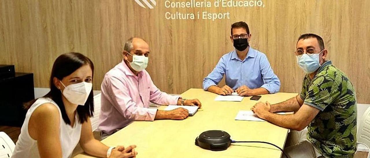 El alcalde, Jorge Boluda, y el director de Infraestructures Educatives, en la reunión. | LEVANTE-EMV