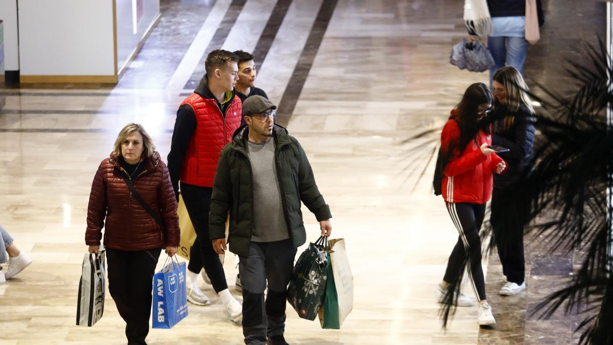 Las primeras bolsas de regalos de Navidad ya aparecen por los pasillos de los centros comerciales.