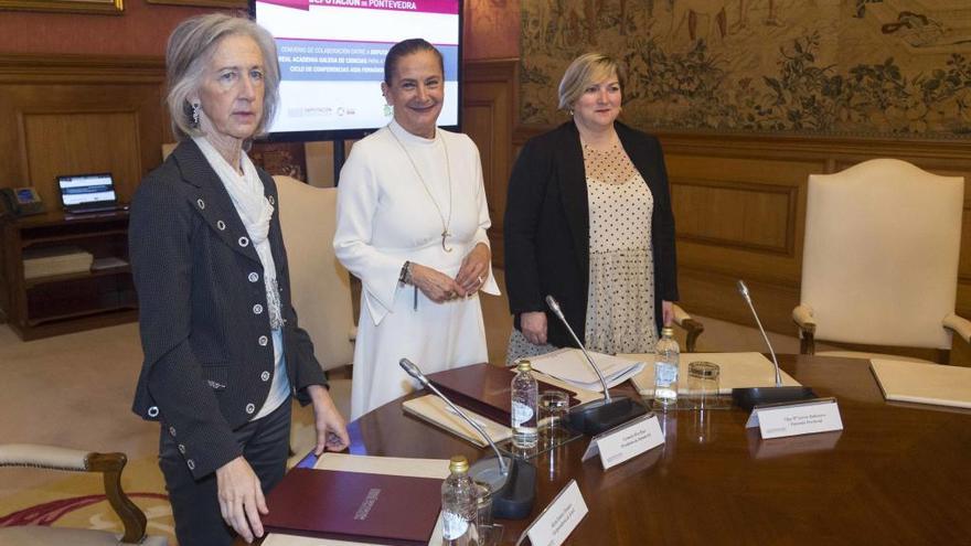 La vicepresidenta de la Real Academia Galega de Ciencias, Alicia Estévez, junto con Carmela Silva y la diputada Olga García