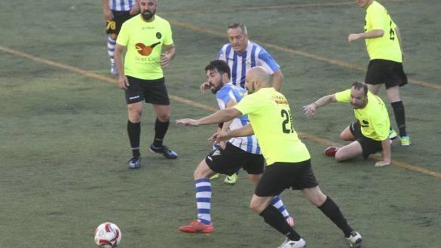 Festeros y veteranos del Hércules se enfrentaron ayer en el «Memorial Pepe Antón».