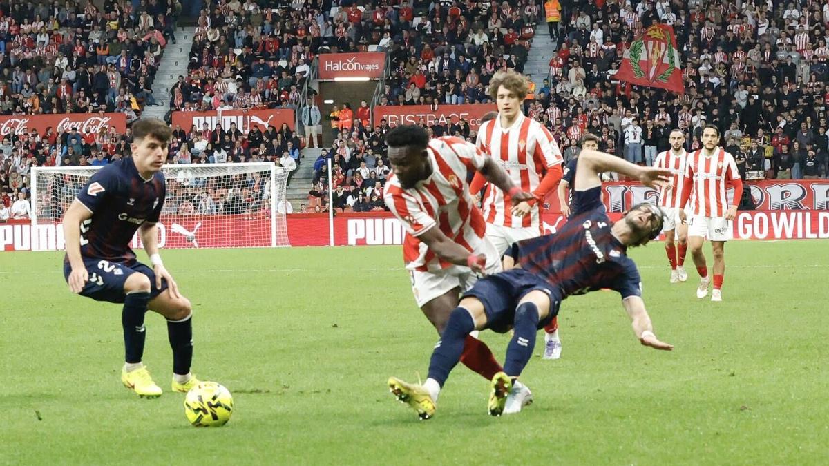 Una acción del Sporting-Eibar en El Molinón