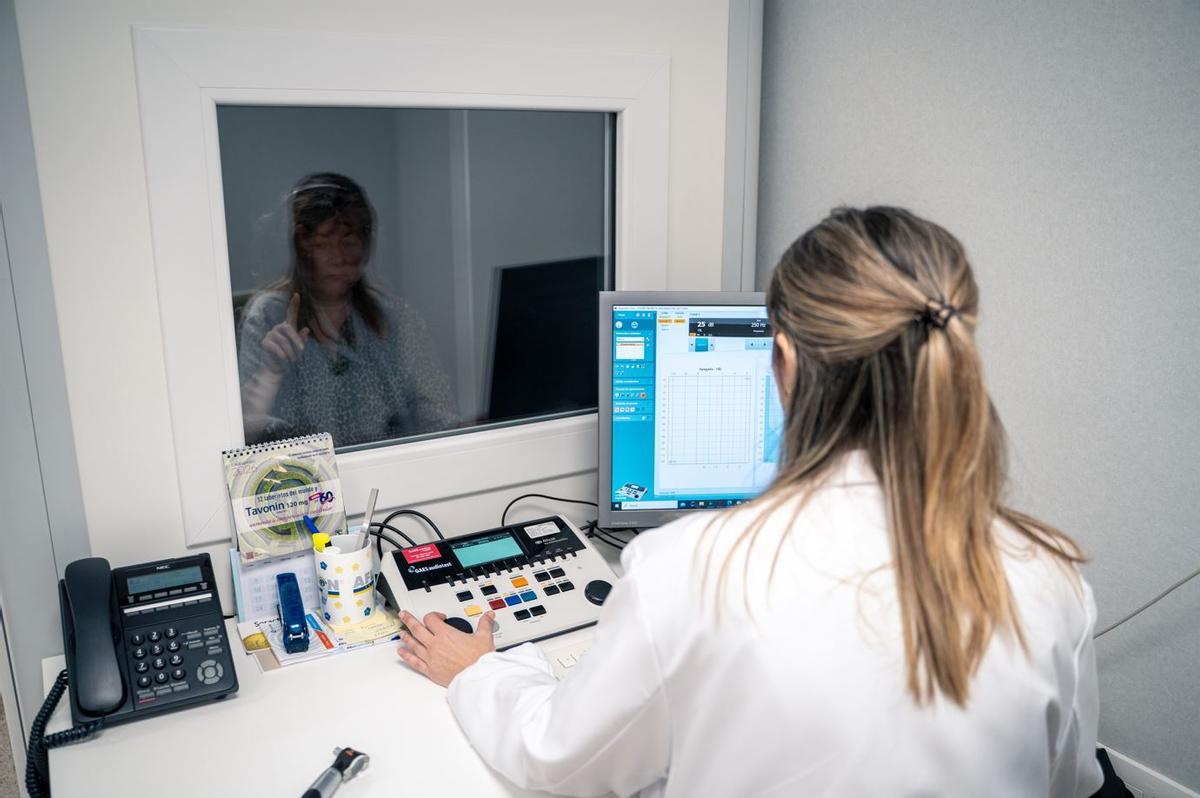 L’audiòloga treballant amb una pacient a la cabina de la consulta de l’Hospital Sant Joan de Déu de Manresa