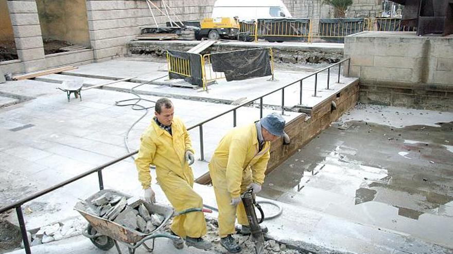 Los obreros, en la explanada donde irá la piscina termal de As Burgas.