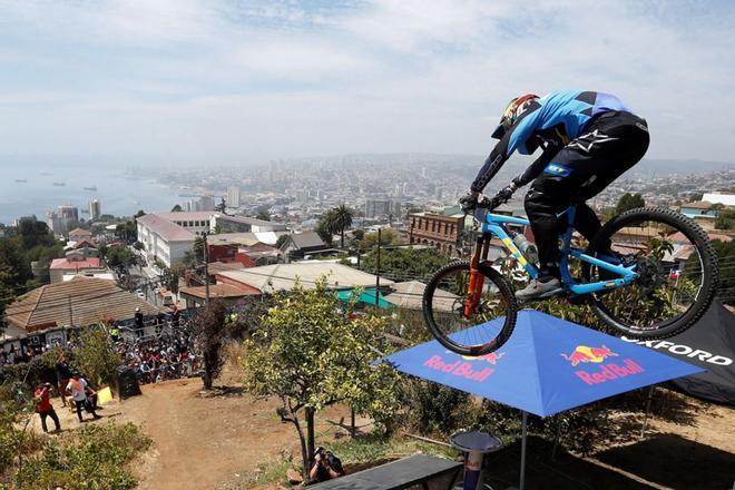 Un corredor participó en la 17 edición del campeonato de descenso en bicicleta Red Bull Valparaíso Cerro Abajo, en Valparaíso (Chile).