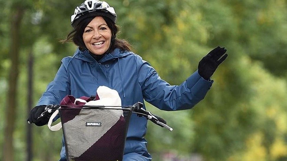 La alcaldesa de París, Anne Hidalgo, pasea en bicicleta por el centro de la capital francesa.