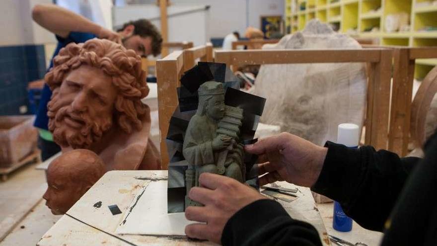 Alumnos de la Escuela de Artes, en clase de iniciación a la escultura.