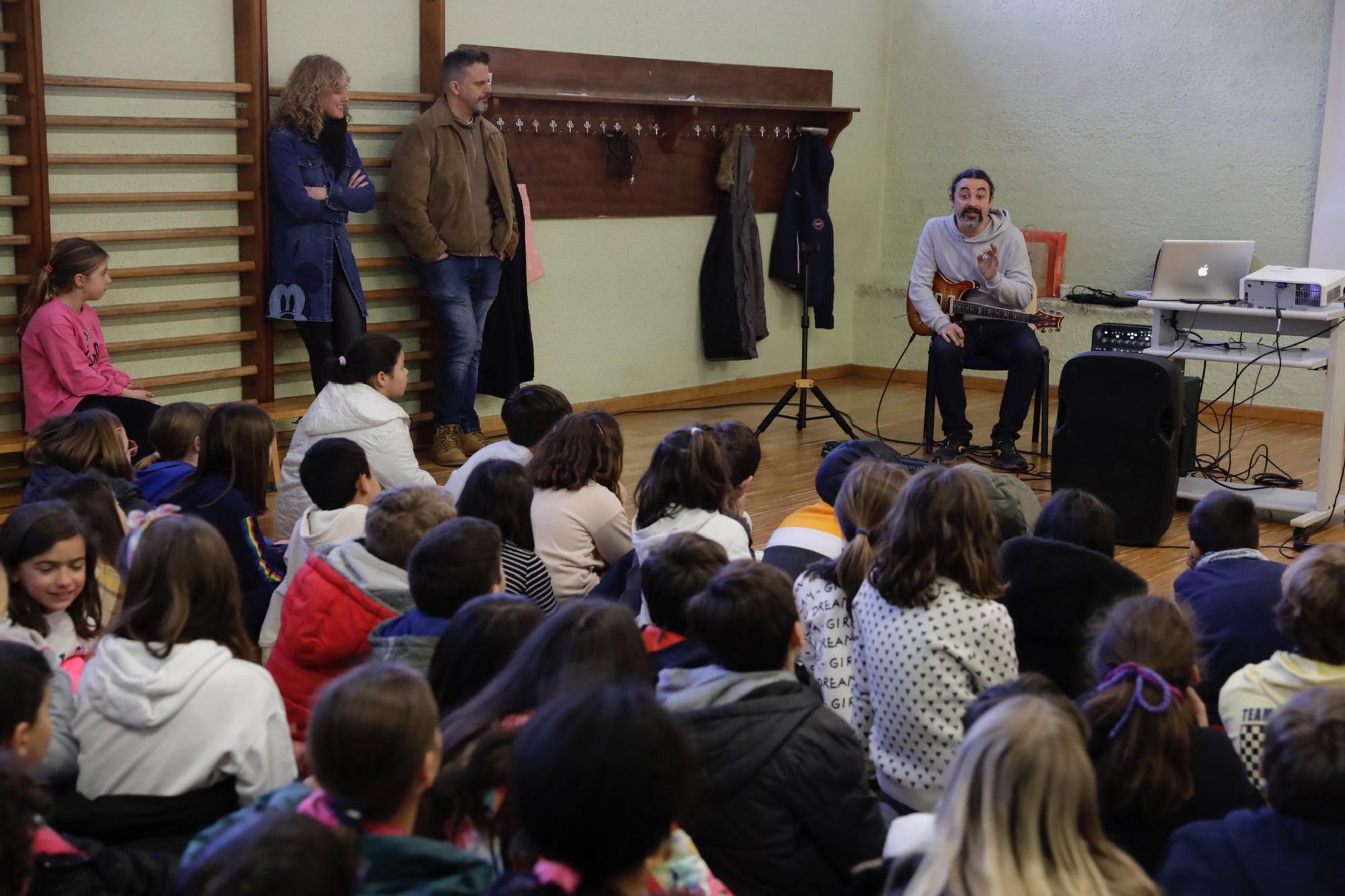 En imágenes: Encuentro de Pablo García, guitarrista de Warcry, con alumnos del colegio de La Gesta