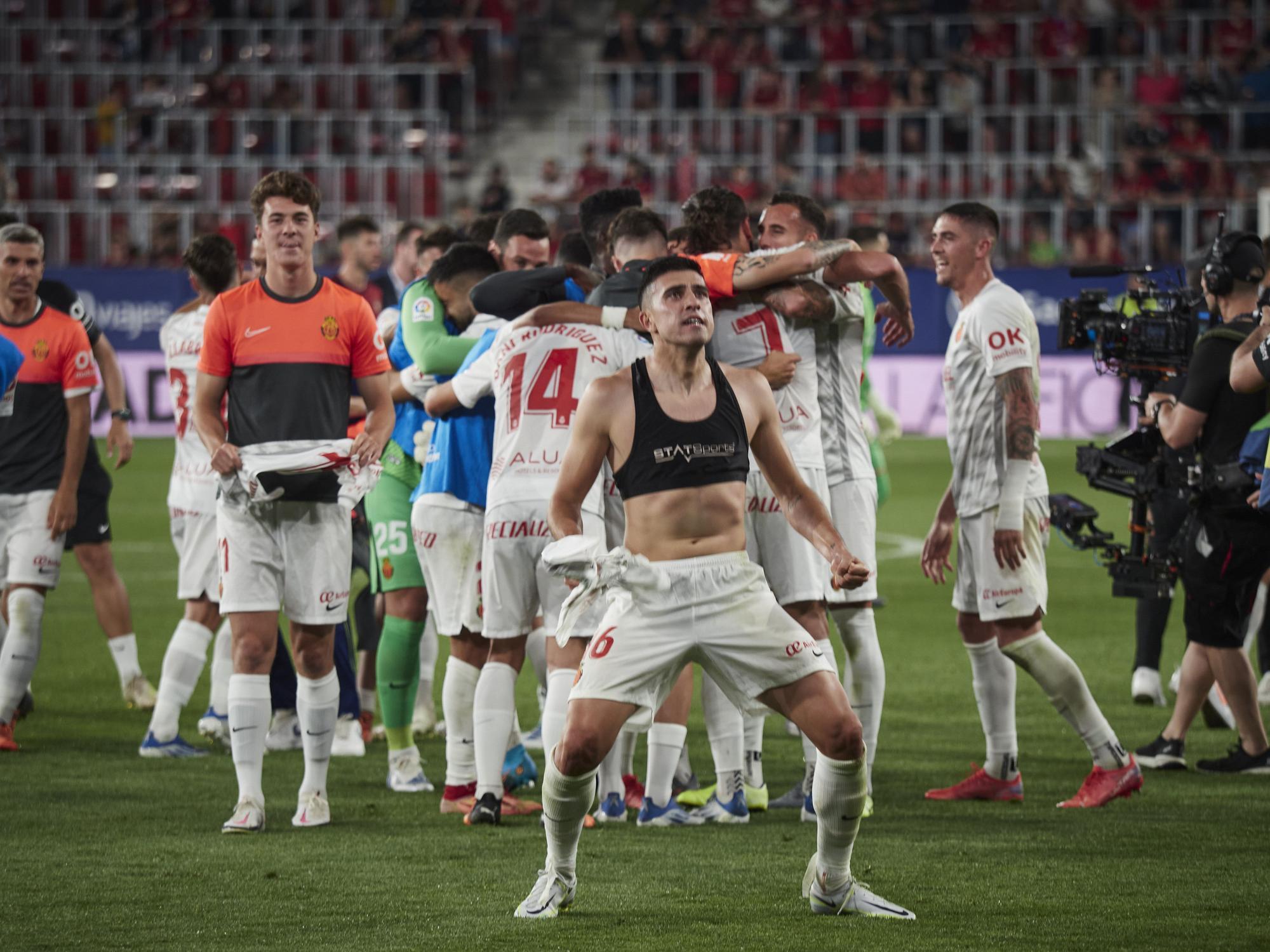 Osasuna-RCD Mallorca: Las fotos de la alegría desatada de los jugadores del Mallorca al conseguir la permanencia