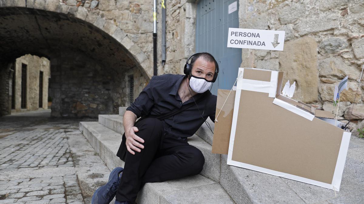 Francesc Serra, amb el seu aparell per fer passejos virtuals, al Barri Vell de Girona