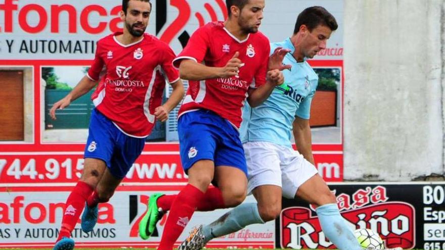 Dos futbolistas del Domaio presionan a uno del Vilalonga en el partido del domingo. // Iñaki Abella