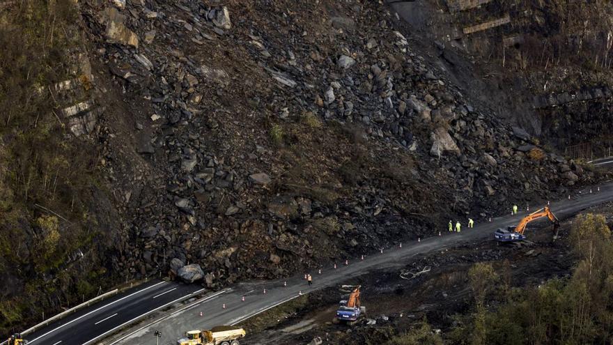Los argayos se hacen eternos en Asturias: más de seis años con dos colosales desprendimientos de tierras en autovías