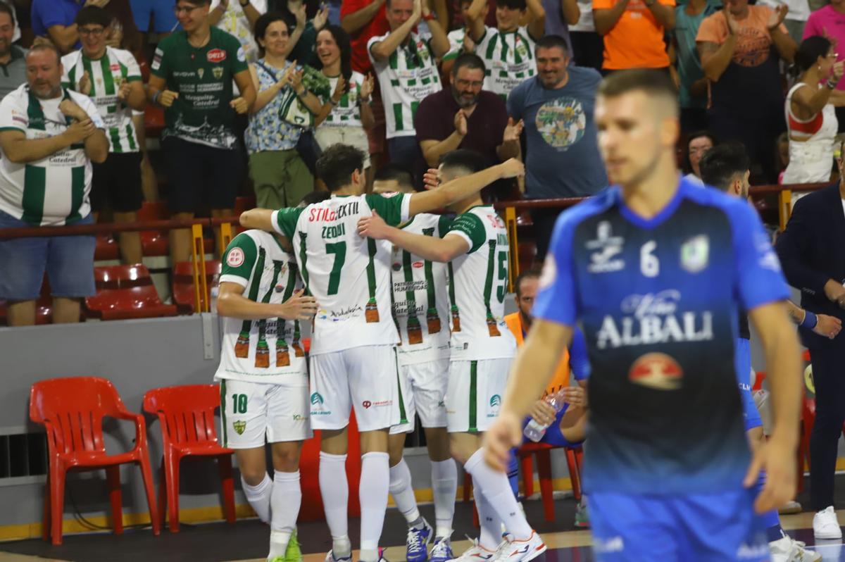 Los jugadores del Córdoba Futsal celebran el primer gol de la temporada ante el Valdepeñas en Vista Alegre.