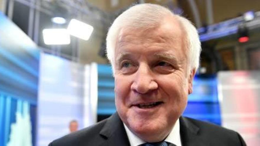 Seehofer va afirmar que seguirà al capdavant del partit